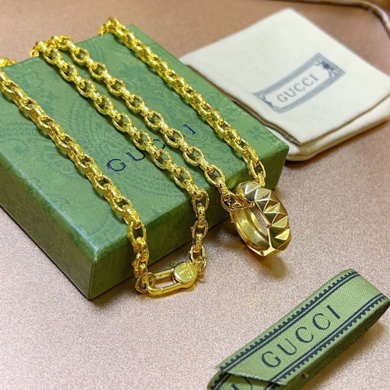 G*u*i necklaces